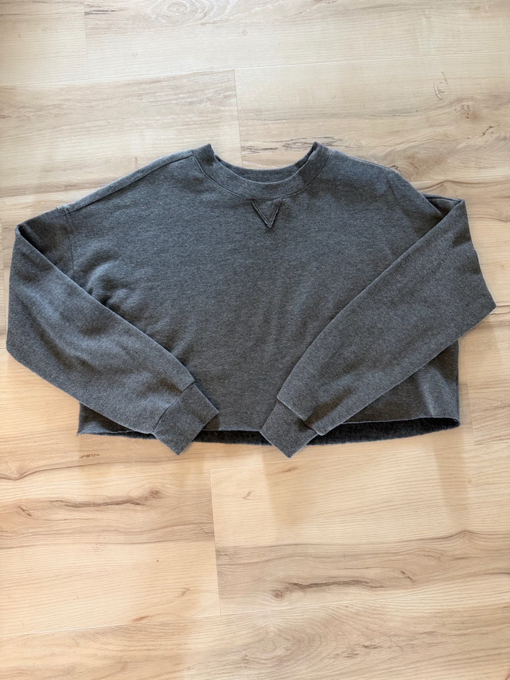 Colsie Gray Cropped Crewneck Sweater